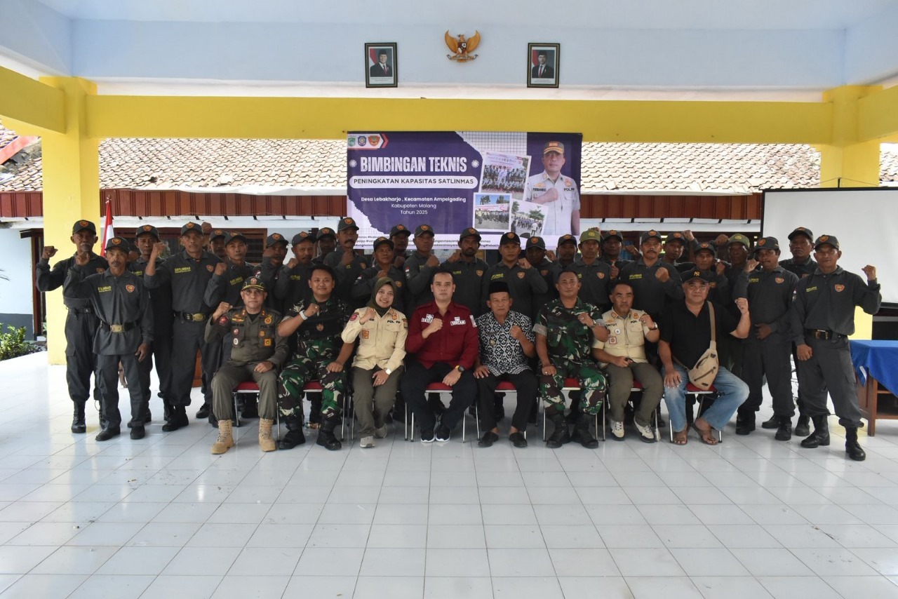 Satuan Tugas TNI Manunggal Membangun Desa (TMMD) ke-126 bersama Pemerintah Desa Lebakharjo dan Satuan Polisi Pamong Praja (Satpol PP) Kabupaten Malang menggelar bimbingan teknis peningkatan kapasitas Satuan Perlindungan Masyarakat (Satlinmas) di Desa Lebakharjo, Kecamatan Ampelgading, Kabupaten Malang, Sabtu (11/10/2025).