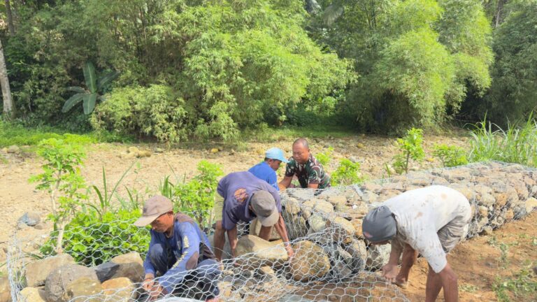 Satgas TMMD ke-126 dan TNI AU Laksanakan Pemasangan Bronjong di Sungai Sengkaring Lebakharjo