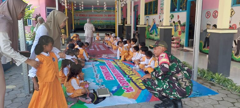 Sertu Joni Setyo Budi Babinsa Kelurahan Pengantigan Koramil 0825/01 Banyuwangi Pendampingan Makan Bergizi Gratis, Hadirkan Senyum di Wajah Ribuan Anak Pelajar