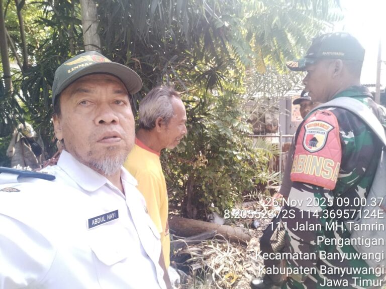 Jelang Adipura 2025, Warga Pengantigan Gotong Royong Bersihkan JalanSertu Joni Setyo Budi Babinsa Kelurahan Pengantigan Koramil 0825/01 Banyuwangi: “Kami Lakukan Ini Dengan Hati”