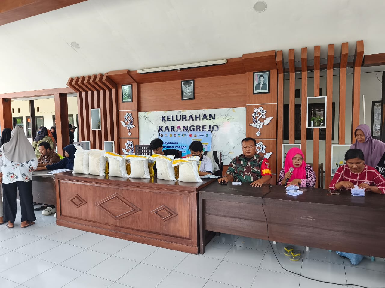 “Harapan yang Datang di Tengah Kesulitan” — 532 Warga Karangrejo Terima Bantuan Pangan dari Bulog Banyuwangi