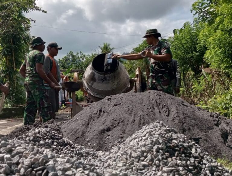 Ampelgading – Di tengah teriknya matahari dan medan berlumpur, semangat anggota Satgas TNI Manunggal Membangun Desa (TMMD) ke-126 di Desa Lebakharjo, Kecamatan Ampelgading, Kabupaten Malang, Sabtu (1/11/2025) terus berkobar.