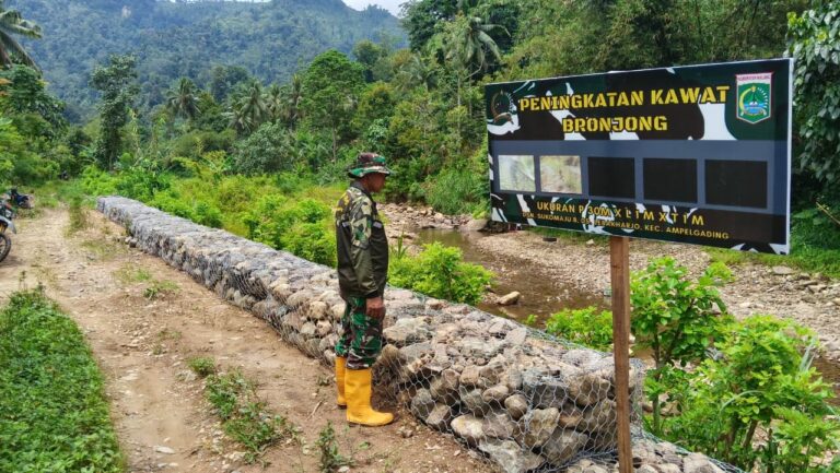 Satuan Tugas (Satgas) TNI Manunggal Membangun Desa (TMMD) ke-126 di Desa Lebakharjo, Kecamatan Ampelgading, Kabupaten Malang, terus memacu penyelesaian sasaran fisik menjelang berakhirnya program.