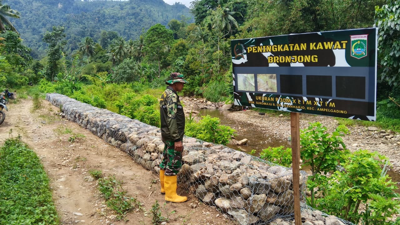 Satuan Tugas (Satgas) TNI Manunggal Membangun Desa (TMMD) ke-126 di Desa Lebakharjo, Kecamatan Ampelgading, Kabupaten Malang, terus memacu penyelesaian sasaran fisik menjelang berakhirnya program.
