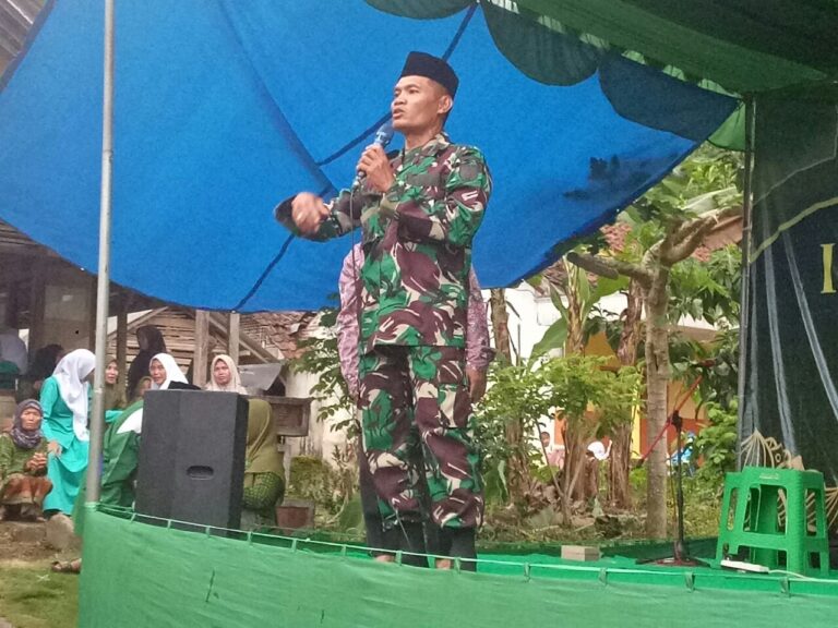 Kasdim 0818, Mayor Czi Supaat, menghadiri acara Istighosah dan Tabligh Akbar Muslimat NU dan Fatayat NU di Kampung Jeruk, Dusun Krajan 2, Desa Lebak Harjo, Kecamatan Ampelgading, Kabupaten Malang, pada Jumat 31 Oktober 2025. Desa Lebak Harjo merupakan salah satu lokasi pelaksanaan TNI Manunggal Membangun Desa (TMMD) ke-126.