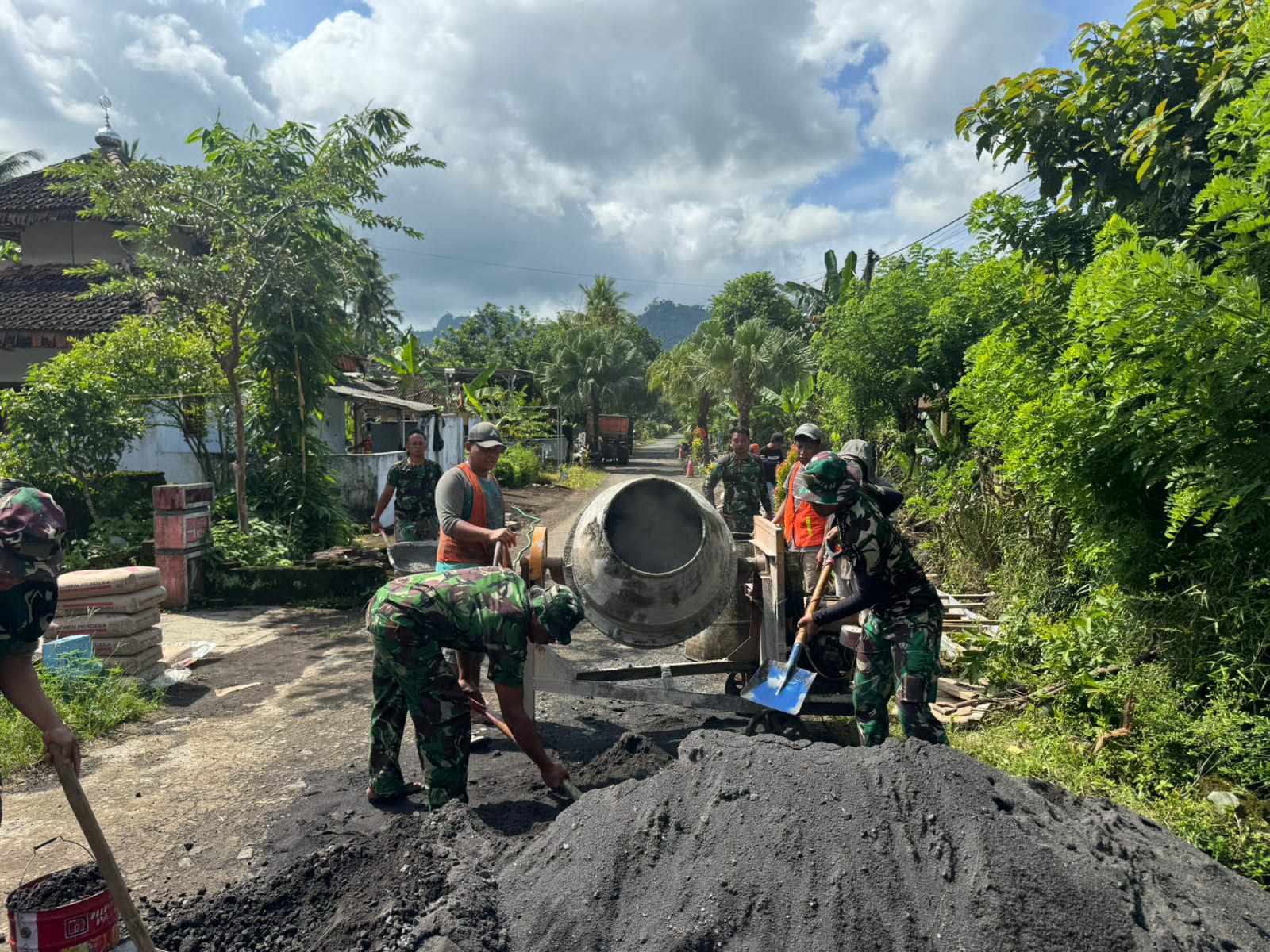 Satgas TMMD 126 Lebakharjo Kejar Penyelesaian Pembuatan Drainase di Dusun Krajan 1B