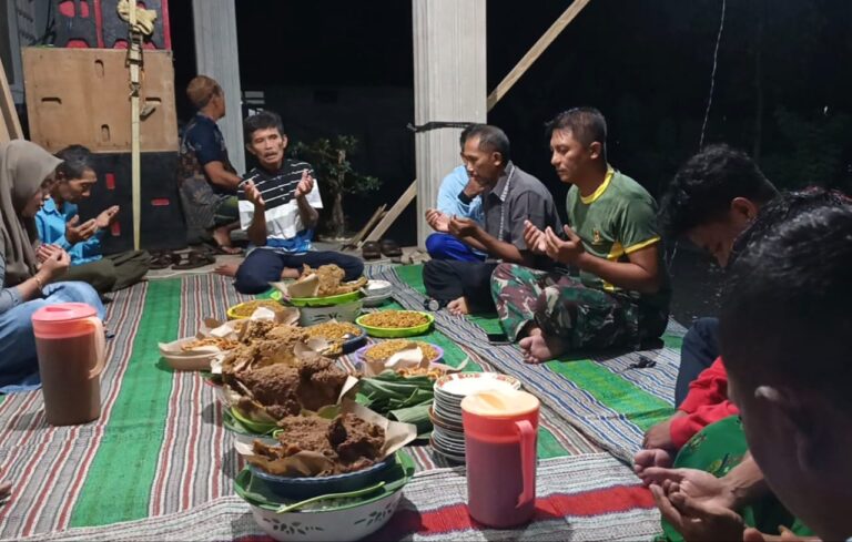 ‎Ampelgading – Meski hujan lebat mengguyur sejak sore hingga malam, warga Krajan 1 A, Desa Lebakharjo tetap menggelar syukuran sederhana sebagai ungkapan rasa syukur atas selesainya pekerjaan rabat beton jalan usaha tani, (/11/2025).