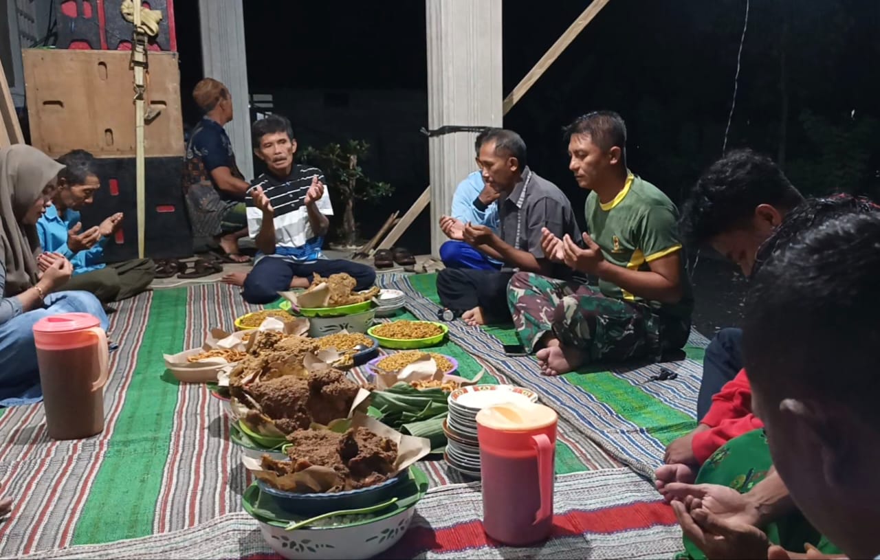 ‎Ampelgading – Meski hujan lebat mengguyur sejak sore hingga malam, warga Krajan 1 A, Desa Lebakharjo tetap menggelar syukuran sederhana sebagai ungkapan rasa syukur atas selesainya pekerjaan rabat beton jalan usaha tani, (/11/2025).