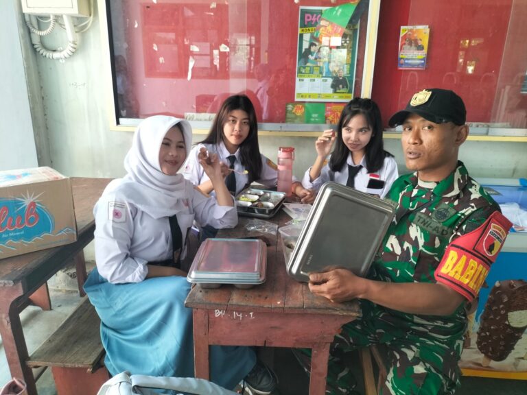 Babinsa Koramil 0825/01 Banyuwangi Dampingi Program Makan Siang Gratis di Sekolah, Anak-Anak Semangat dan Gembira