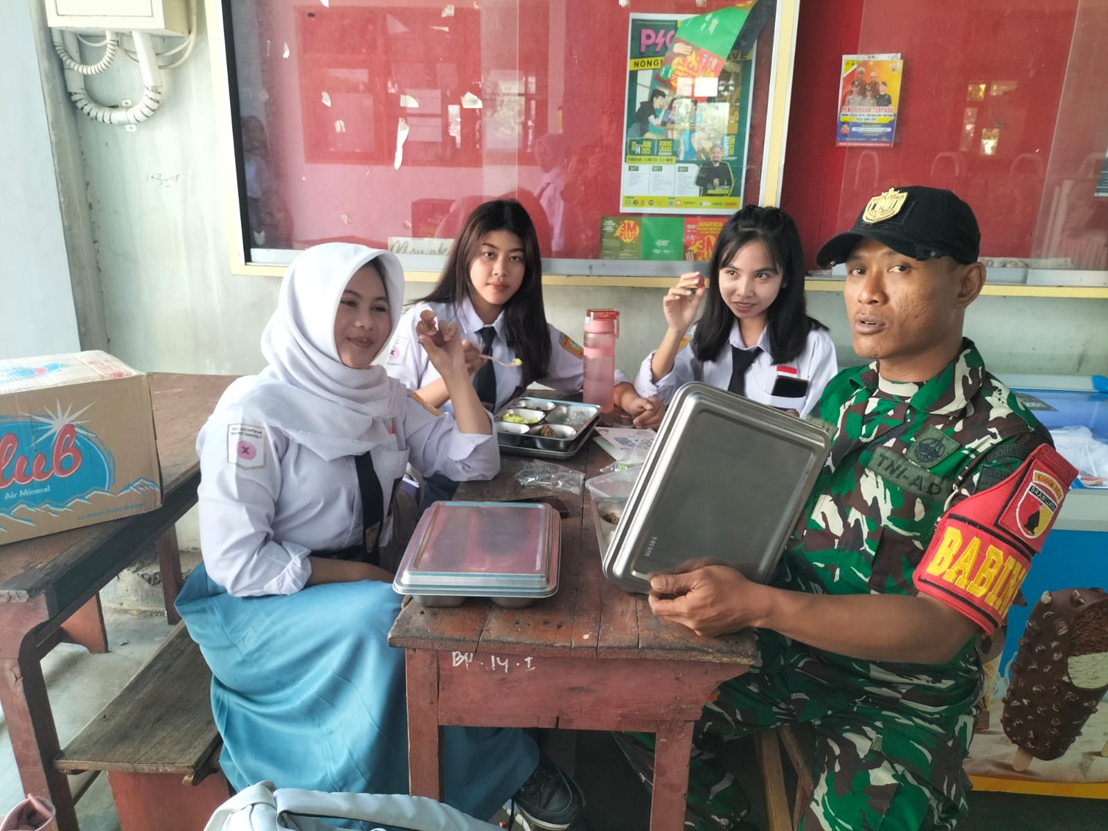 Babinsa Koramil 0825/01 Banyuwangi Dampingi Program Makan Siang Gratis di Sekolah, Anak-Anak Semangat dan Gembira