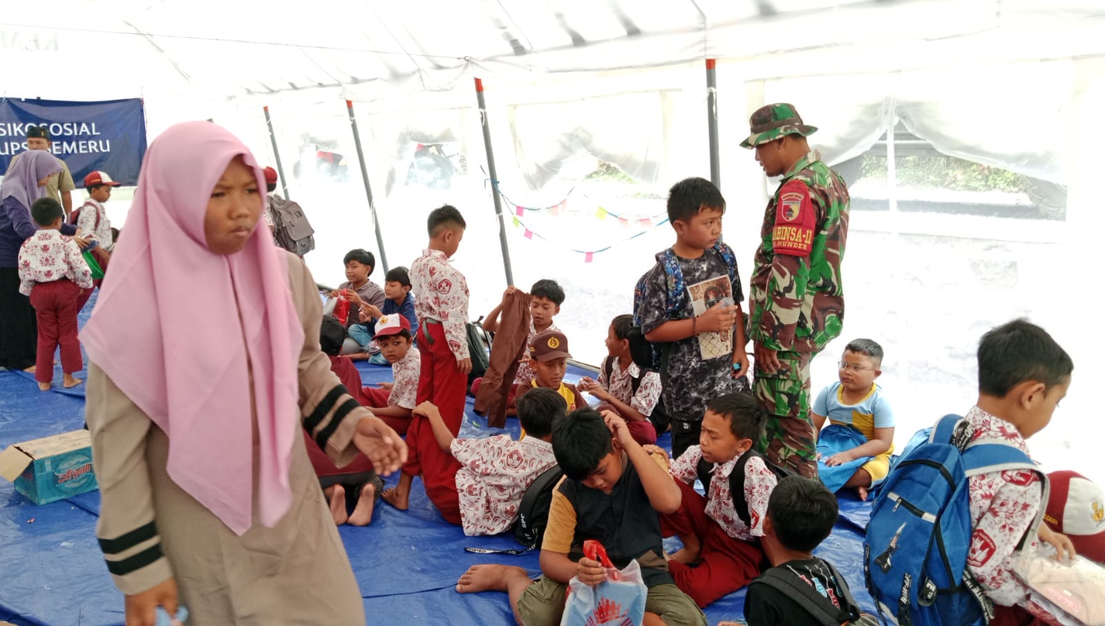 Personel Kodim 0821/Lumajang Bantu Salurkan Sarana Sekolah untuk Pulihkan Pendidikan Pasca Erupsi Semeru