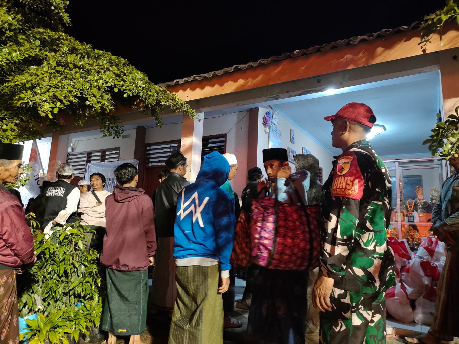 Babinsa Oro-oro Ombo dan Relawan Salurkan Sembako untuk Pengungsi di SMPN 02 Pronojiwo.