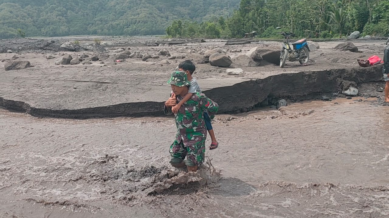 TNI Bantu Warga Lintasi Sungai Sumber Langsep, Wujud Kepedulian Satgas Pasca Erupsi Semeru