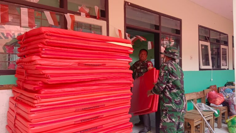Bati Tuud Koramil Pronojiwo dan Satgas Bersihkan Ruang Kelas untuk Pulihkan Aktivitas Pengungsi