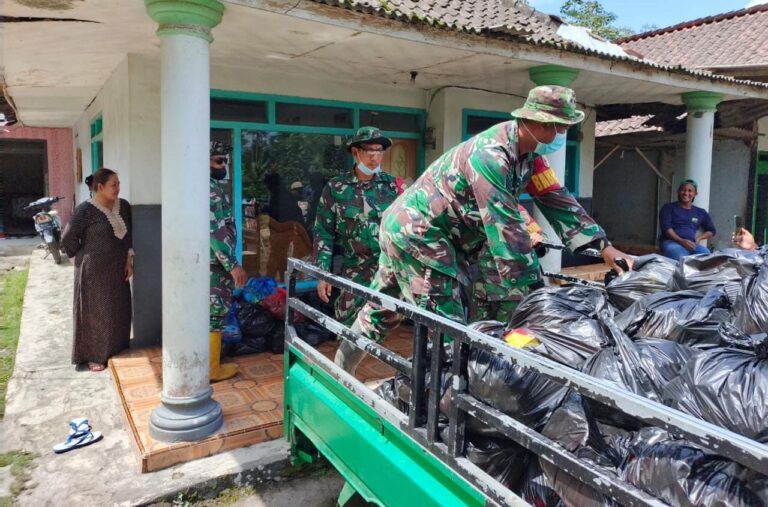 Satgas Kodim 0821 Lumajang Perkuat Distribusi Logistik, Pastikan Bantuan Tersalurkan Tepat Sasaran untuk Warga Terdampak Erupsi Semeru