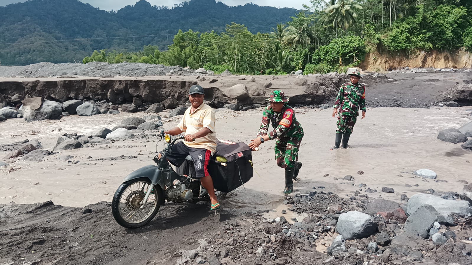 TNI Lumajang Tingkatkan Layanan Kemanusiaan: Bantu Warga Melintasi Aliran Lahar Dingin Semeru