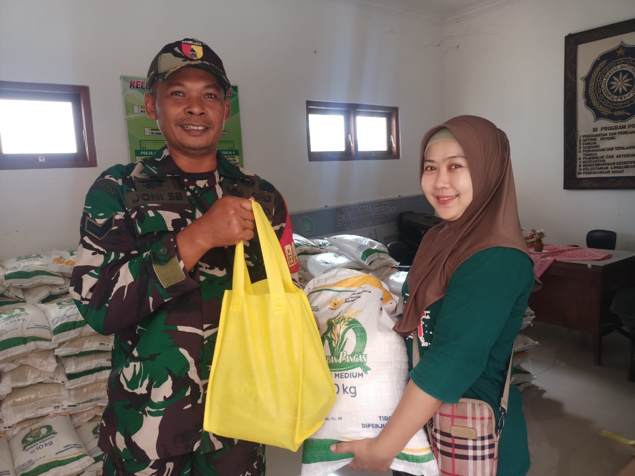 “Saya Hanya Ingin Warga Tidak Merasa Sendiri” — Wawancara Mengharukan Sertu Joni Setyo Budi Babinsa Kelurahan Pengantigan Koramil 0825/01 Banyuwangi Saat Salurkan Bantuan