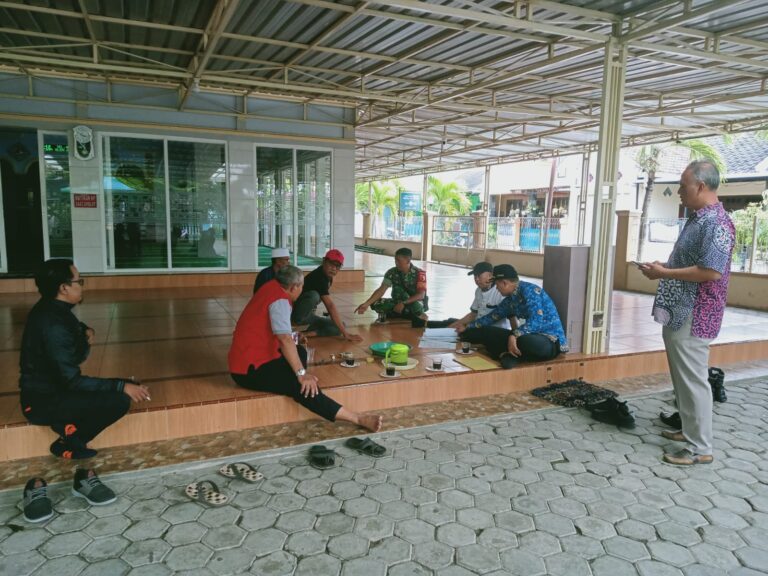 Sertu Didik Budi Prasetyo dan Lurah Sobo Dekatkan Diri dengan Warga Lewat Komunikasi Sosial
