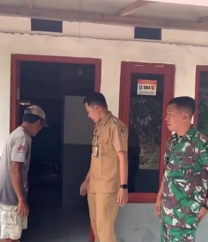 Kunjungan Penuh Haru: Sertu Didik Budi Prasetyo dan Lurah Sobo Yudi Setiawan Sambangi Rumah Bapak Hanipan