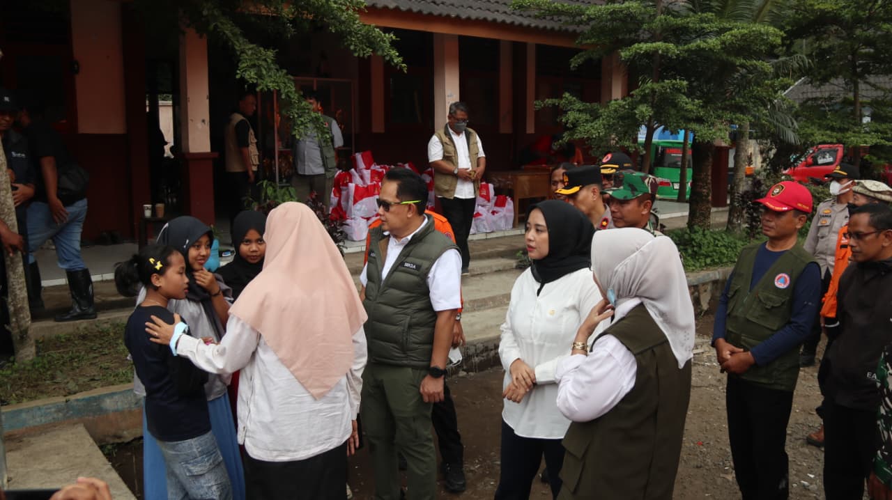 Timwas DPR RI Tinjau Penanganan Erupsi Semeru di Lumajang, Dandim 0821 Dampingi Langsung Hingga di Lokasi Pengungsian