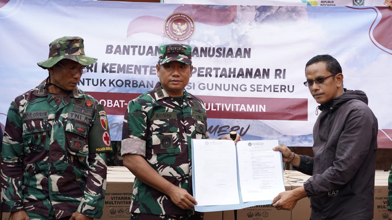 Danrem 083/Baladhika Jaya Salurkan Bantuan Obat-Obatan dari Menteri Pertahanan RI untuk Korban Erupsi Gunung Semeru