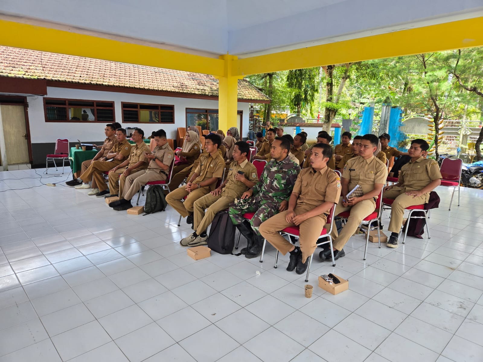 Dalam rangka mendukung program TNI Manunggal Membangun Desa (TMMD) ke-126 Kodim 0818/Malang-Batu, Dinas Komunikasi dan Informatika (Diskominfo) Kabupaten Malang memberikan bimbingan teknis (bimtek) Desa Digital kepada para operator desa se-Kecamatan Ampelgading. Kegiatan ini dilaksanakan di Balai Desa Lebakharjo, Kecamatan Ampelgading, dan dihadiri oleh perwakilan dari Diskominfo, Bapak Gatot, serta jajaran perangkat desa. (11/2025)