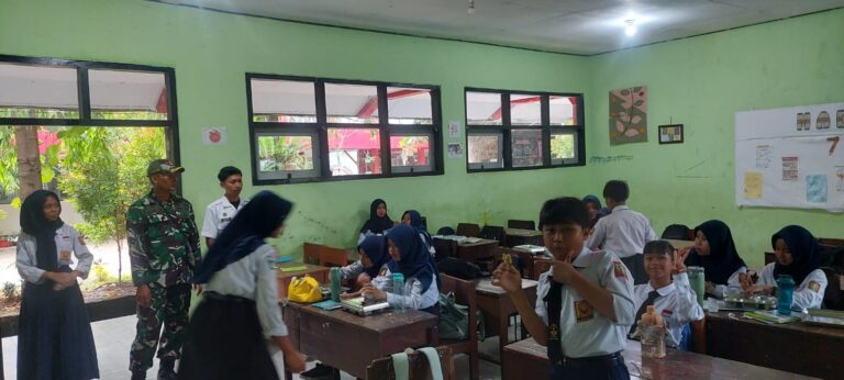 TNI Dampingi Distribusi Makan Bergizi Gratis untuk 3.489 Siswa di Pengantigan, Banyuwangi
