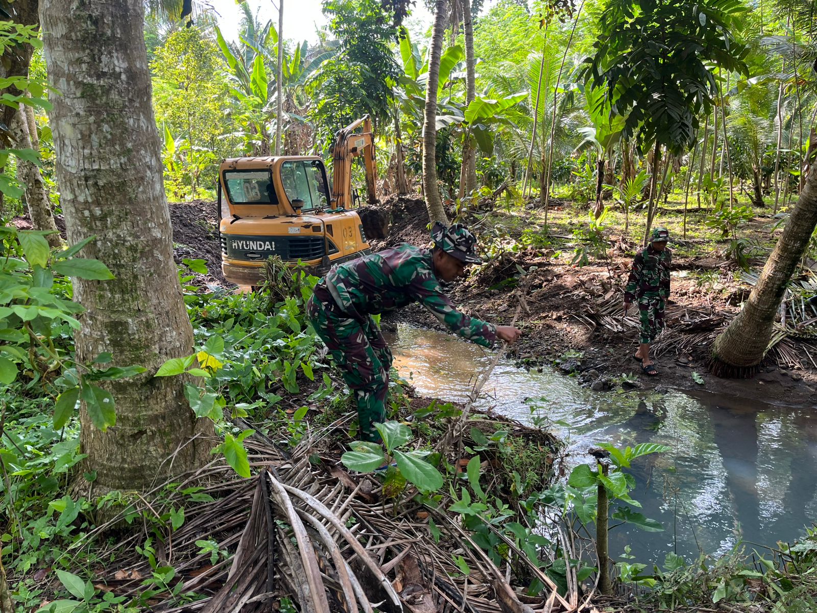 Satuan Tugas (Satgas) TNI Manunggal Membangun Desa (TMMD) ke-126 Kodim 0818/Malang-Batu terus menggenjot percepatan pekerjaan fisik vital di Desa Lebakharjo. Fokus utama saat ini adalah kelanjutan Normalisasi Saluran Irigasi yang dilaksanakan oleh satuan Yonarmed 8/UY beserta masyarakat bertempat di Dusun Lebaksari, Desa Lebakharjo, Kecamatan Ampelgading, Malang.