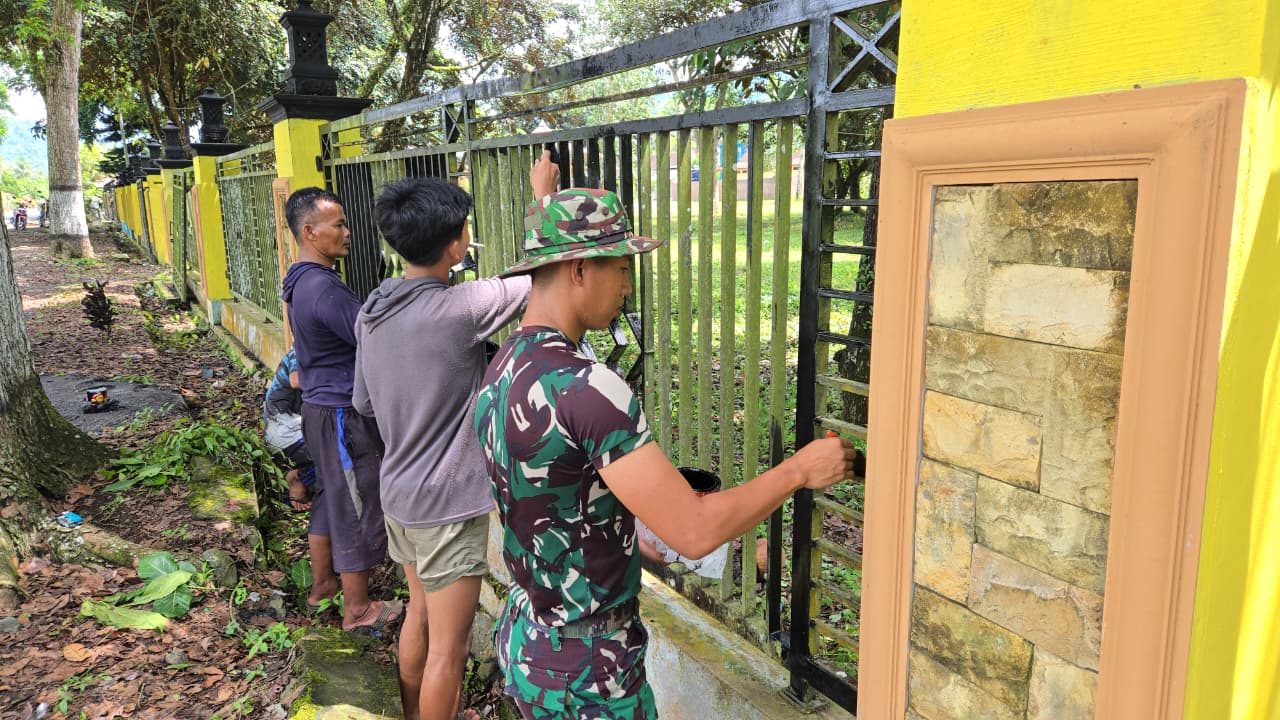 Menjelang penutupan TNI Manunggal Membangun Desa (TMMD) ke-126 Kodim 0818/Malang-Batu, para anggota Satgas bersama masyarakat Desa Lebakharjo terus menunjukkan semangat kebersamaan dan gotong royong. Kali ini, kegiatan karya bhakti dilaksanakan di Dusun Sukomaju B, Desa Lebakharjo, Kecamatan Ampelgading, sebagai wujud sinergi antara TNI dan rakyat dalam membangun desa.