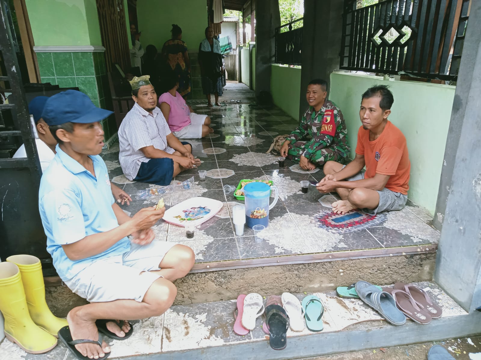 Babinsa Kelurahan Sobo Sertu Didik Budi Prasetyo Lakukan Komunikasi Sosial dengan Warga Sobo, Sampaikan Pesan Keamanan dan Kewaspadaan