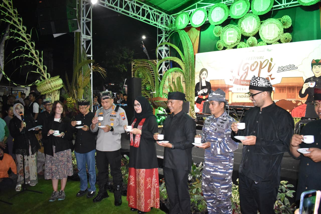 Kodim 0825/Banyuwangi Hadir Hangatkan Malam Ngopi Sepuluh Ewu Cangkir: Dandim Tryadi Indrawijaya, “Seteguk Kopi Satukan Rakyat dan TNI”