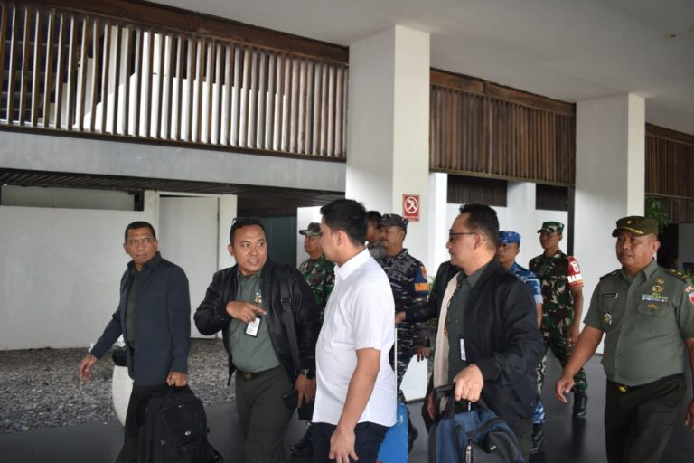 Mendarat di Bumi Blambangan, Brigjen TNI Dwi Hariyono Buka Kunjungan Kerja ke Situbondo — Kasdim 0825 Banyuwangi Pimpin Penyambutan di Bandara Internasional Banyuwangi