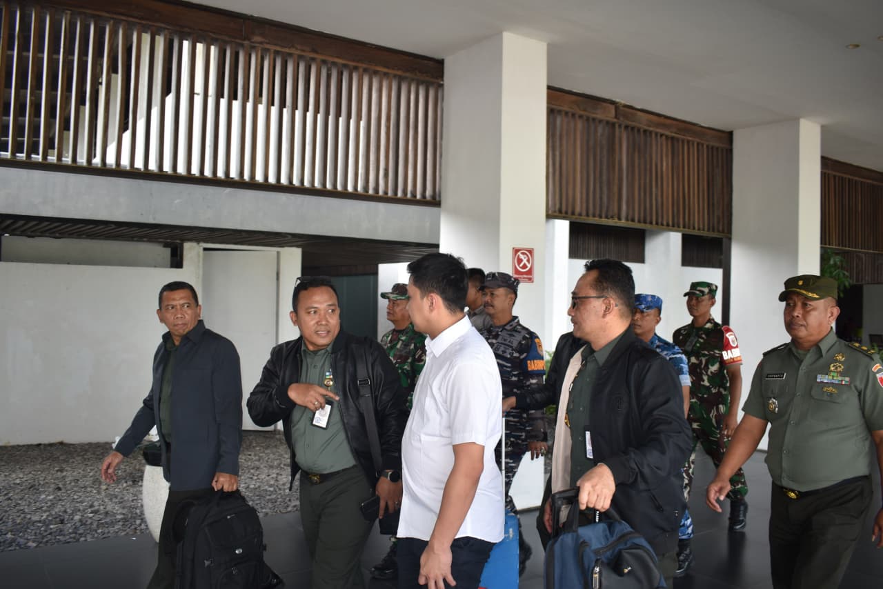 Mendarat di Bumi Blambangan, Brigjen TNI Dwi Hariyono Buka Kunjungan Kerja ke Situbondo — Kasdim 0825 Banyuwangi Pimpin Penyambutan di Bandara Internasional Banyuwangi