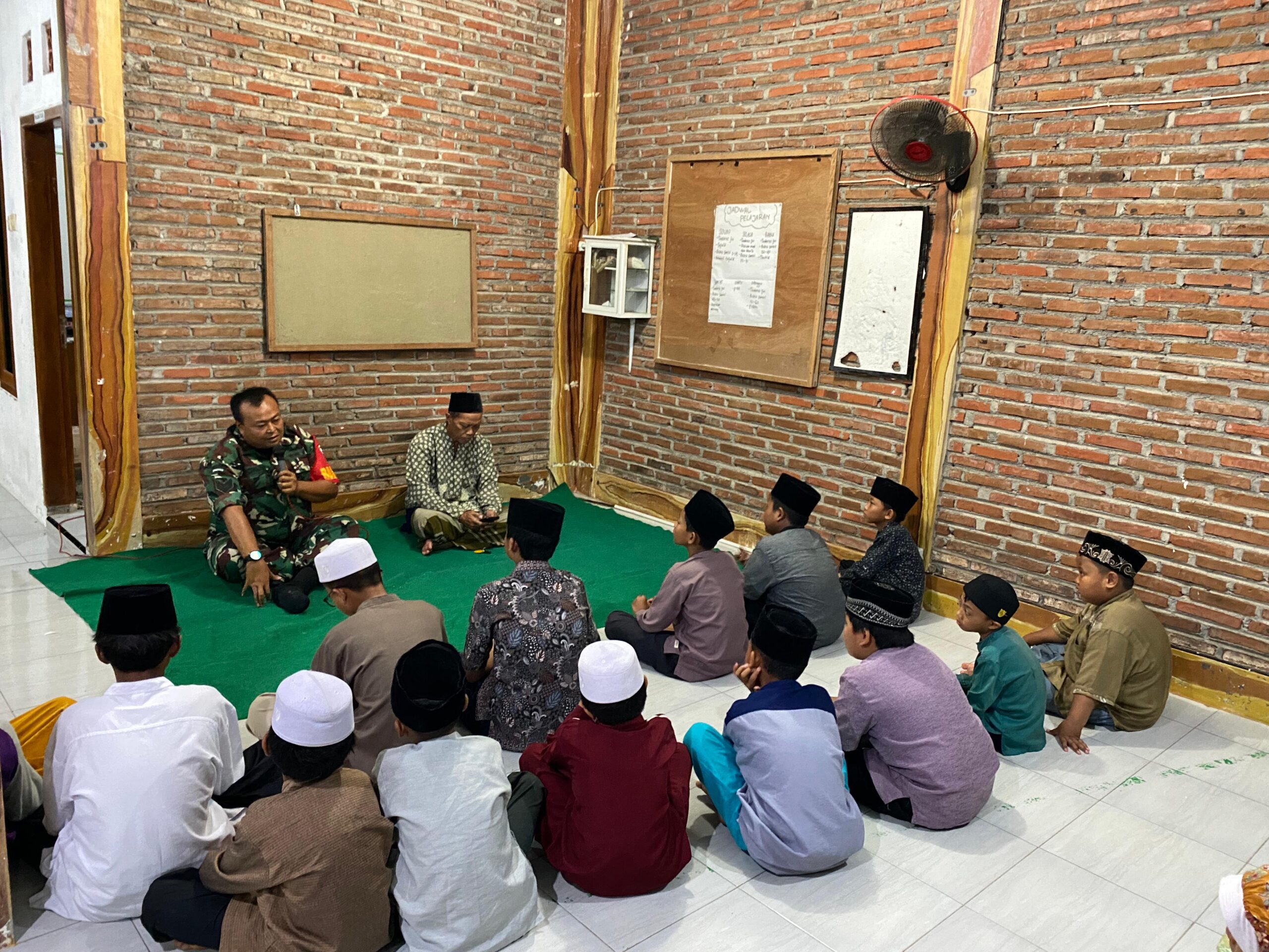 Seru! Babinsa Karangrejo Serka Rachmat Hidayat  Edukasi Anti-Bullying, Anak Yatim Antusias Ikut Diskusi
