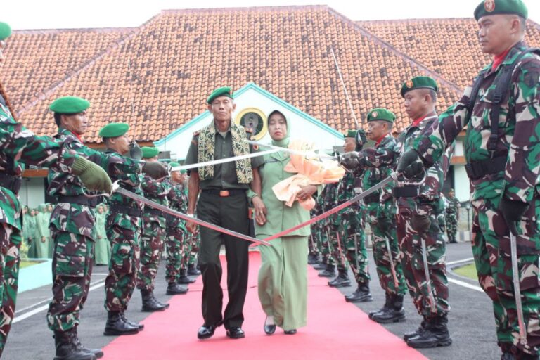 Pedang Pora Kehormatan: Kodim 0825 Banyuwangi Melepas Mayor Arm Sutoyo dengan Tradisi Penuh Wibawa
