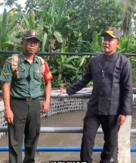 Cegah Banjir Saat Musim Hujan, Babinsa Kelurahan Sobo Sertu Didik Budi Prasetyo dan Lurah Sobo Yudi Setiawan Tinjau Kondisi Sungai