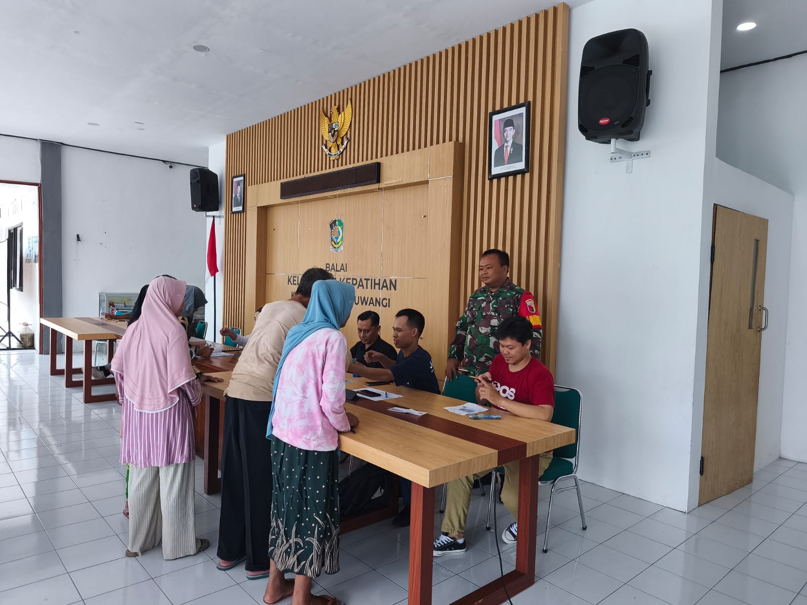 318 Warga Kepatihan Terima BLTS, Babinsa Kelurahan Kepatihan Serka Rachmat Hidayat Pastikan Penyaluran Aman dan Tertib