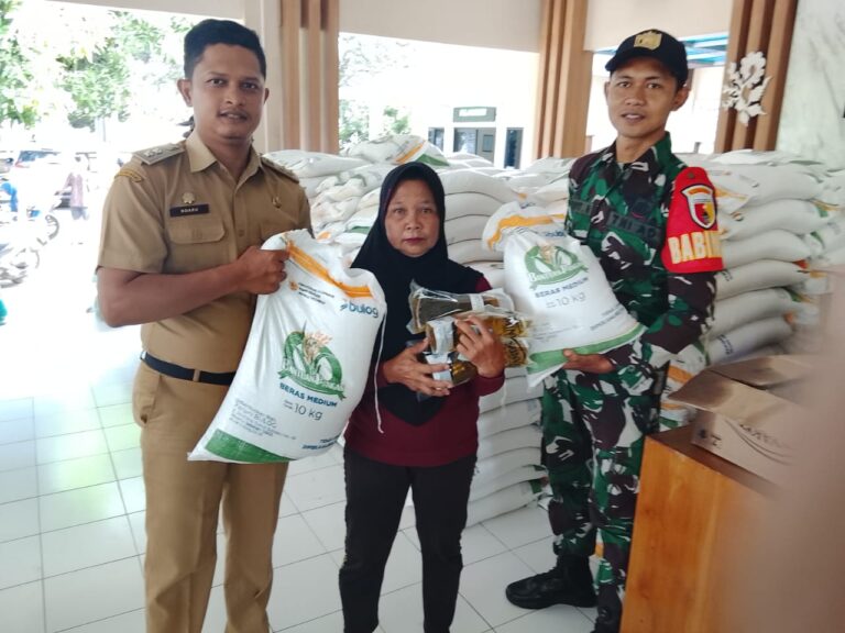 Bulog Salurkan Bantuan Pangan ke 301 Warga Sumberrejo, Babinsa Kelurahan Sumberrejo Serda Davit Hermawan: “Kami Pastikan Penyaluran Berjalan Tertib”