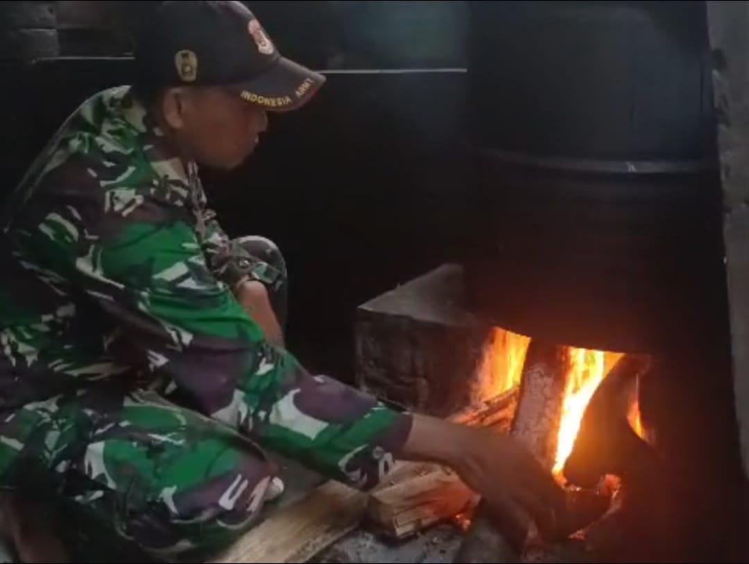 Di tengah semangat gotong royong pelaksanaan TNI Manunggal Membangun Desa (TMMD) ke-126, tampak suasana berbeda di salah satu rumah produksi tempe milik warga Desa Lebakharjo, Ampelgading, Kabupaten Malang, Minggu (02/11/2025).