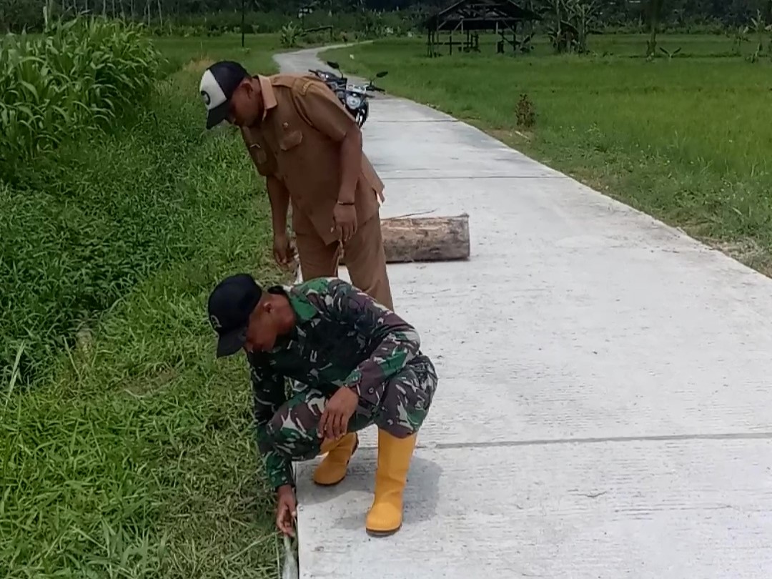 Satgas TMMD 126 Lebakharjo Kejar Pemasangan Kawat Bronjong di Tengah Tingginya Curah Hujan