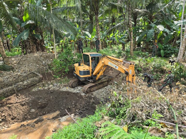 Program TNI Manunggal Membangun Desa (TMMD) Ke-126 Kodim 0818/Malang-Batu terus menunjukkan hasil nyata bagi masyarakat. Salah satu kegiatan utama yang sedang dikerjakan yaitu normalisasi saluran irigasi di Dusun Lebaksari, Desa Lebakharjo, Kecamatan Ampelgading, Kabupaten Malang.
