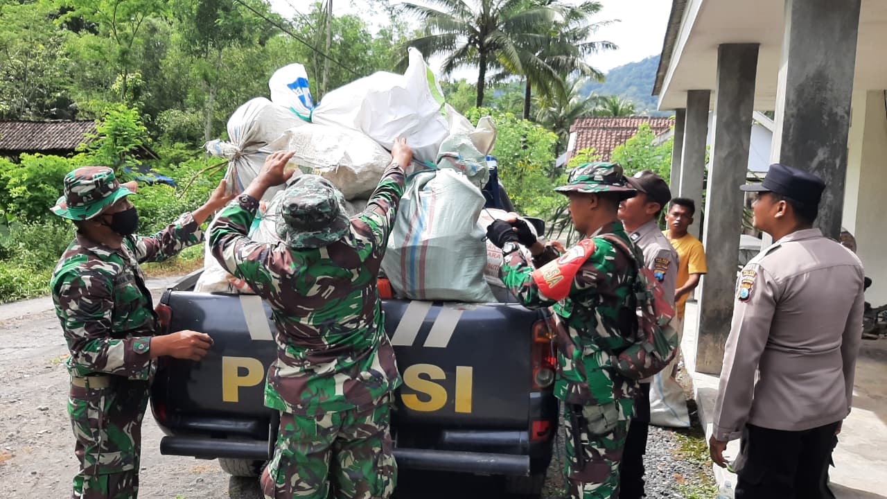 TNI Kodim 0821 Lumajang Lakukan Pengecekan Pengungsi ke Rumah Kerabat: Pastikan Keamanan dan Kondisi Warga Terdampak Lahar Dingin Semeru