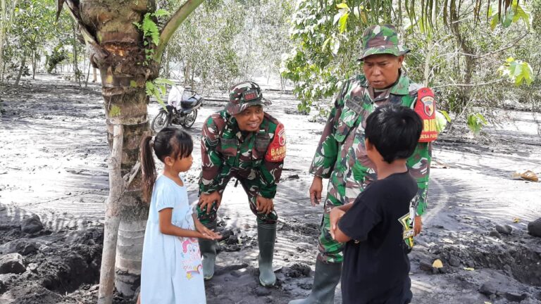 TNI Lumajang Beri Penguatan Mental untuk Anak-Anak Terdampak Lahar Semeru di Jugosari