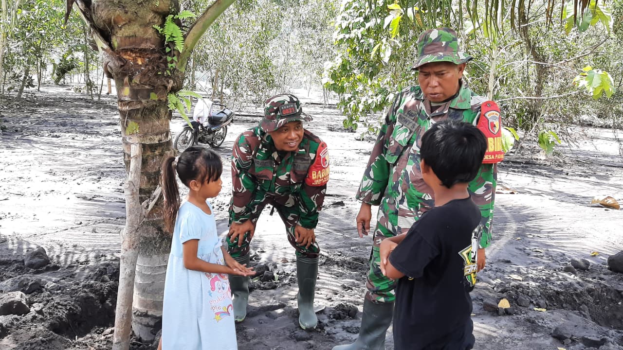 TNI Lumajang Beri Penguatan Mental untuk Anak-Anak Terdampak Lahar Semeru di Jugosari