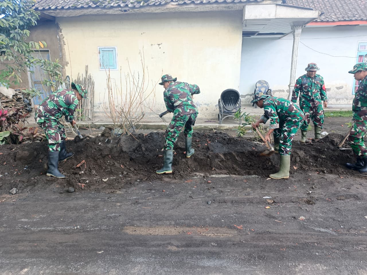 Personel Siaga Bencal Bersihkan Akses Jalan di Supiturang, Dipimpin Langsung Danramil Pronojiwo