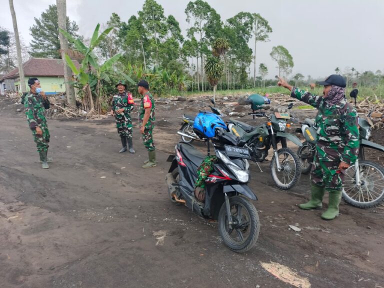 TNI Lakukan Penyekatan di Pertigaan Sumbersari untuk Antisipasi Lahar Dingin Semeru.