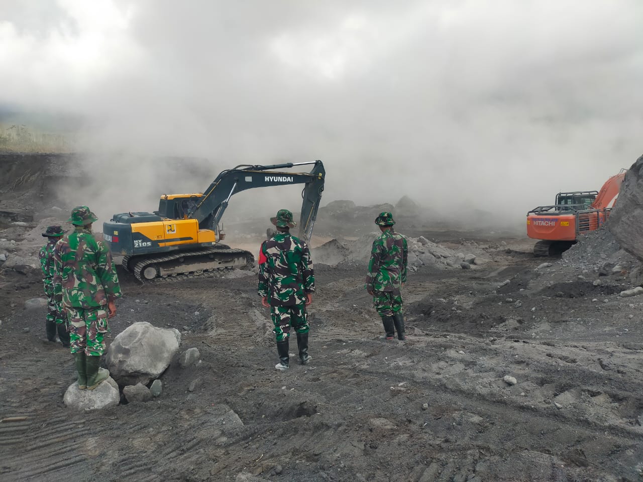 Bati Tuud Koramil Pronojiwo Pimpin Patroli dan Monitoring Pengerjaan Sodetan di Sumbersari Atas
