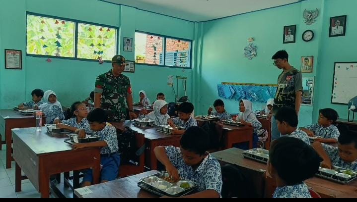 Babinsa Kelurahan Pakis Dampingi Siswa dalam Program Makan Siang Bergizi Gratis