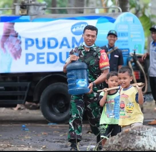 Sertu Didik Budi Prasetyo Babinsa Kelurahan Sobo Koramil 0825/01 Banyuwangi Hadirkan Tawa Anak-Anak, Wajah Humanis TNI di Tengah Masyarakat
