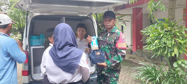 Babinsa Kelurahan Pengantigan Dampingi Pendistribusian Makan Bergizi Gratis, Pastikan Generasi Muda Banyuwangi Tumbuh Sehat dan Cerdas
